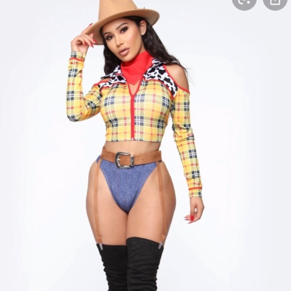 LOOKING FOR THIS COSTUME IN S/M !!